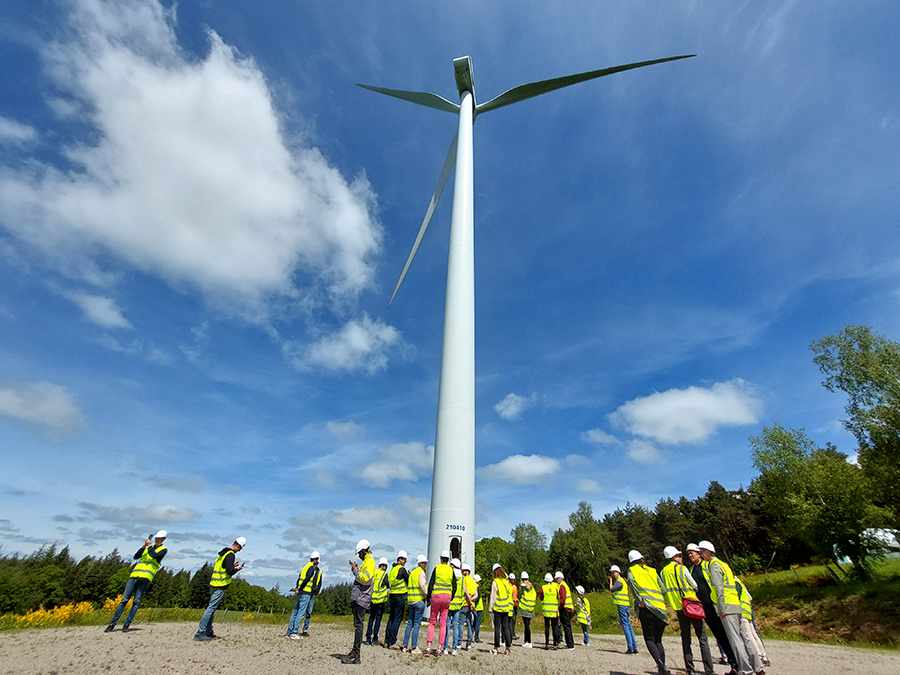 La Luzette - le groupe en visite à l'exterieur